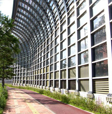Transparent noise barrier